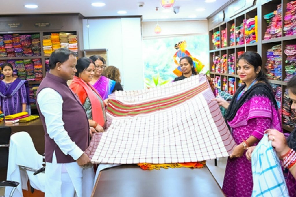 विजयादशमी पर मुख्यमंत्री माझी ने दिया ‘वोकल फॉर लोकल’ संदेश!