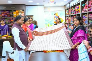 Chief-Minister-Majhi-gave-the-message-of-Vocal-for-Local-on-Vijayadashami!