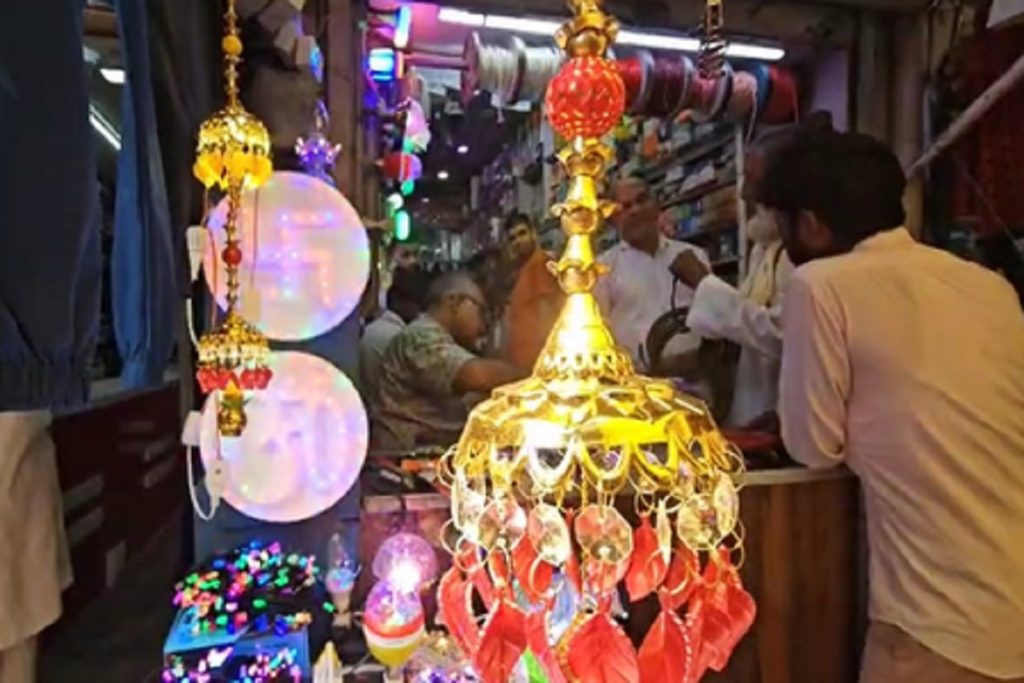 दीपावली की खरीदारी के लिए बाजारों में उमड़ी भीड़, स्वदेशी की भारी मांग!