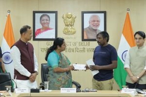 Delhi-CM-hands-over-compensation-cheques-to-families-of-Covid-warriors!