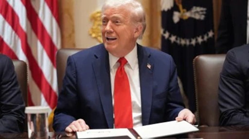 गाज़ा शांति समझौते पर हस्ताक्षर के लिए मिस्र जाएंगे डोनाल्ड ट्रंप