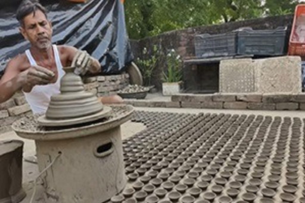 इलेक्ट्रिक झालरों के चलते मिट्टी के दीयों की बिक्री कम, कारीगरों की बढ़ी चिंता!