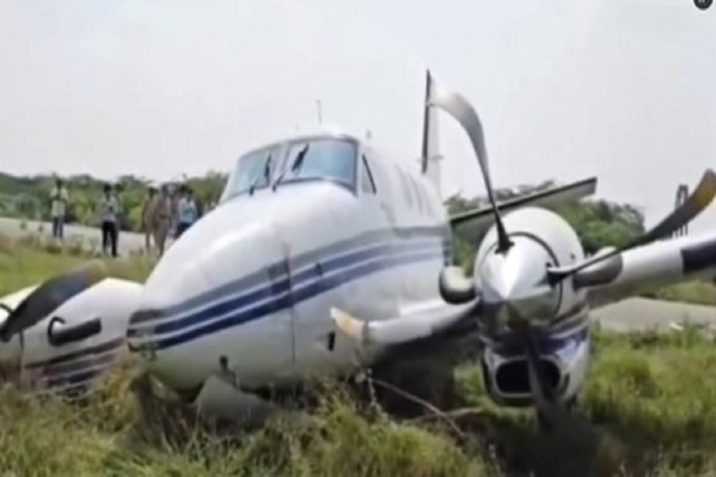 फर्रुखाबाद : टेकऑफ के दौरान रनवे से फिसला प्राइवेट जेट, सभी सुरक्षित!