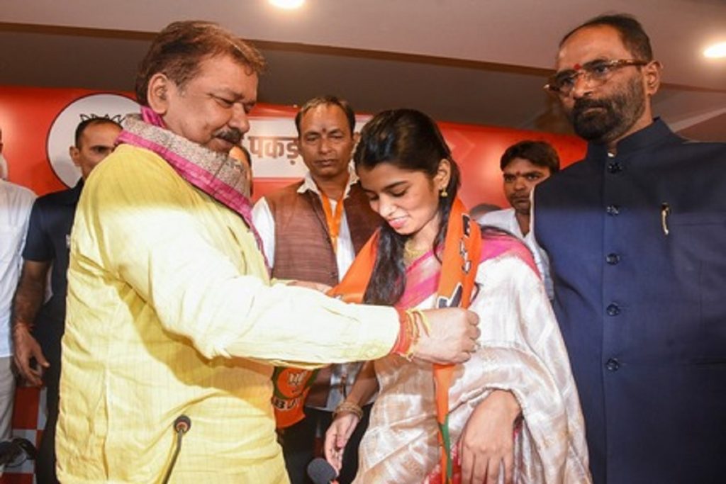 बिहार चुनाव में लोकगायिका मैथिली ठाकुर भाजपा में हुई शामिल!