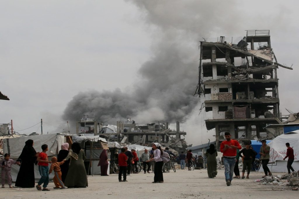 गाज़ा में फिर भड़का संघर्ष: राफ़ा में हमास के हमले के बाद इज़राइल के एयरस्ट्राइक, ट्रंप ने किया समर्थन