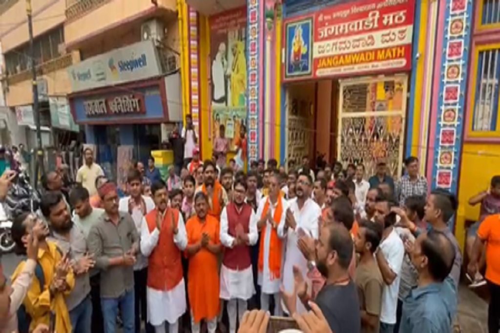 वाराणसी में हनुमान चालीसा विवाद, पुजारी धमकी पर हिंदू संगठनों का विरोध!