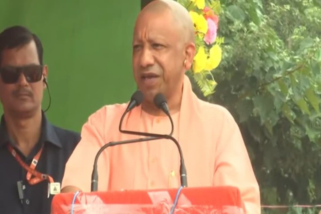 सीवान में योगी आदित्यनाथ ने कहा- आरजेडी ने अपराधियों को दिया टिकट! 