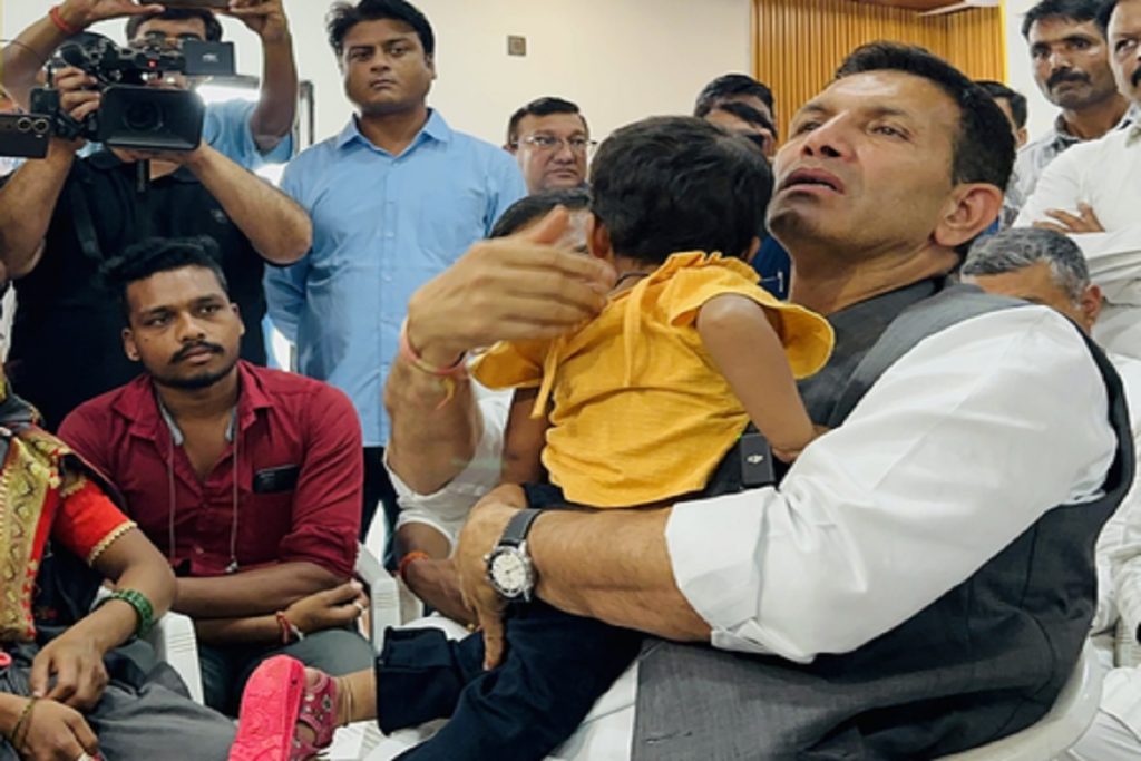 एमपी में जीतू पटवारी ने स्वास्थ्य मंत्री राजेंद्र शुक्ला की बर्खास्ती मांगी!