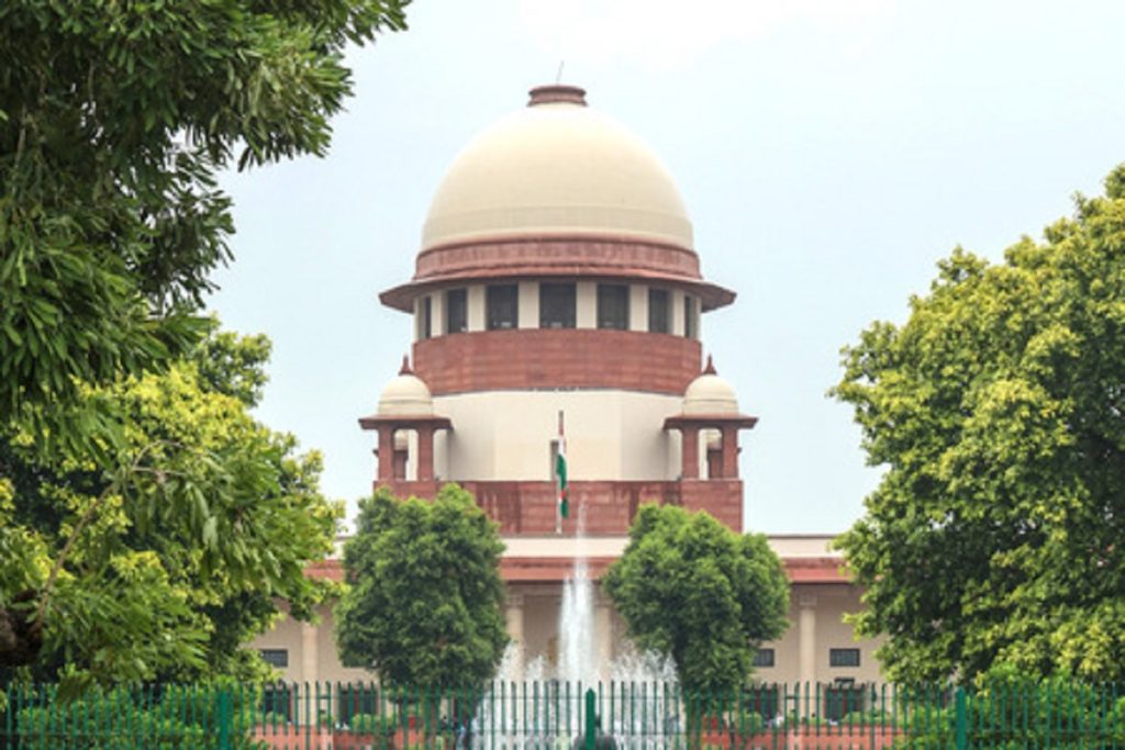 सुप्रीम कोर्ट का सख़्त आदेश: स्कूलों–अस्पतालों के आसपास से आवारा कुत्तों को हटाकर शेल्टर में भेजा जाए