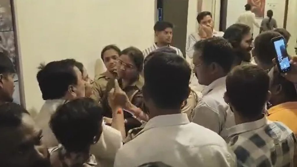 पुणे में ‘मनाचे श्लोक’ फिल्म प्रीमियर के दौरान हंगामा!