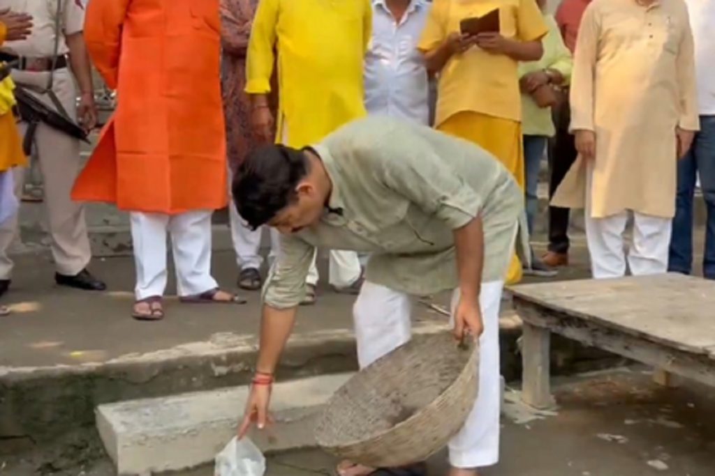मनोज तिवारी ने वजीराबाद छठ घाट का निरीक्षण किया, श्रमदान में भाग लिया!