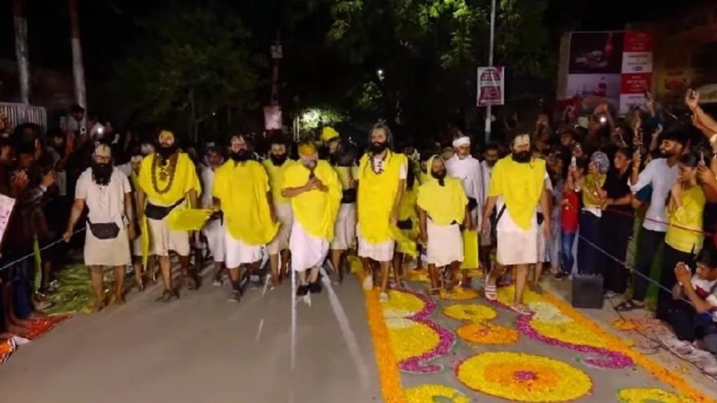 वृंदावन में फिर गूंजा ‘राधे-राधे’, पदयात्रा पर निकले प्रेमानंद महाराज!