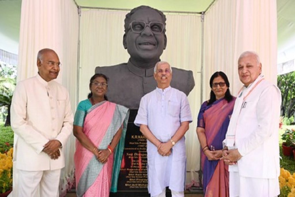 राष्ट्रपति द्रौपदी मुर्मू ने केरल राजभवन में केआर नारायणन की प्रतिमा अनावृत की!