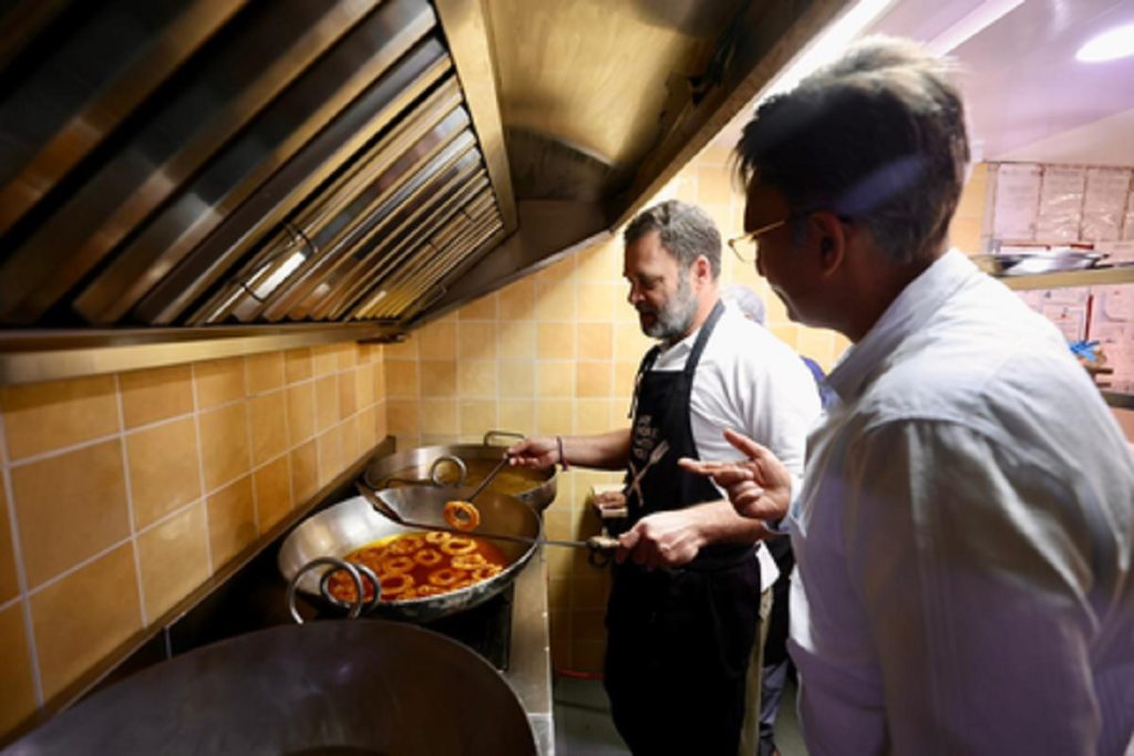 दीपावली पर राहुल गांधी पहुंचे दिल्ली की ‘घंटेवाला’ दुकान, मिठाई बनाई!