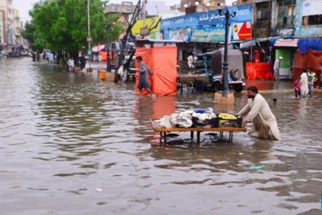 पाकिस्तान में बारिश-बाढ़ से तबाही, मरने वालों का आंकड़ा 1006 पार!