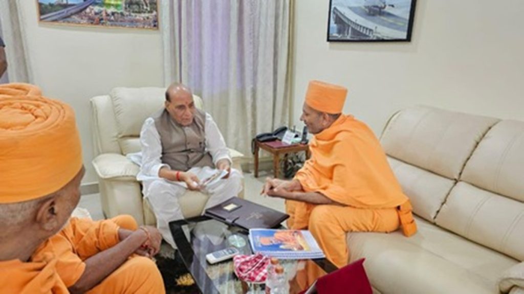 रक्षा मंत्री राजनाथ सिंह ने नासिक में BAPS संतों से की भेंट, दीवाली की शुभकामनाएं दी!