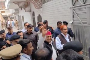 Rampur-Akhilesh-Yadav-arrives-at-Azam-Khans-house-to-meet-him!