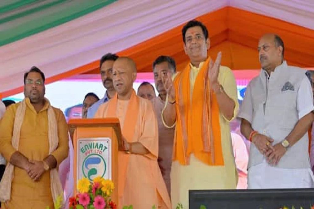 रवि किशन स्वदेशी की बात करें, विदेशी घड़ी पहनना ठीक नहीं: CM योगी!