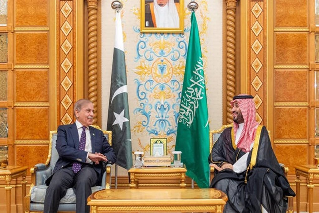 सऊदी निवेश पर नज़र: प्रधानमंत्री शहबाज़ शरीफ़ का चौथा दौरा सऊदी अरब की ओर