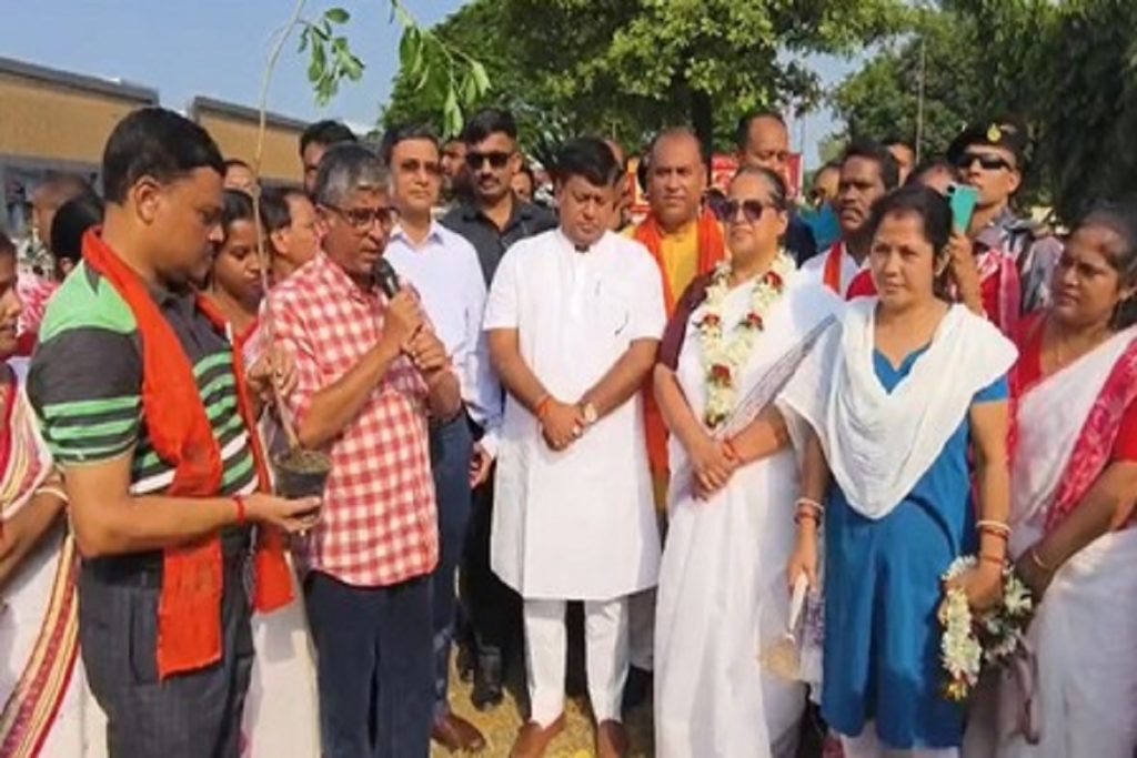 मालदा में सुकांत मजूमदार ने पीएम मां के नाम पौधा लगाया!