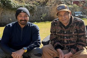 Sunny-Deol-praises-Dharmendra-and-Agastya-Nanda-after-watching-the-trailer-of-21!