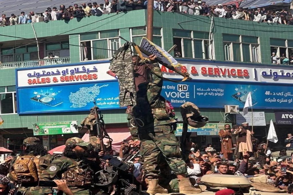 तालिबान ने टांगीं पकड़े गए पाकिस्तानी सैनिकों की पैंट और राइफलें -VIDEO वायरल