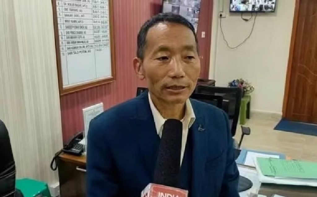 IAS अधिकारी तालो पोतों के खिलाफ लुकआउट नोटिस जारी।