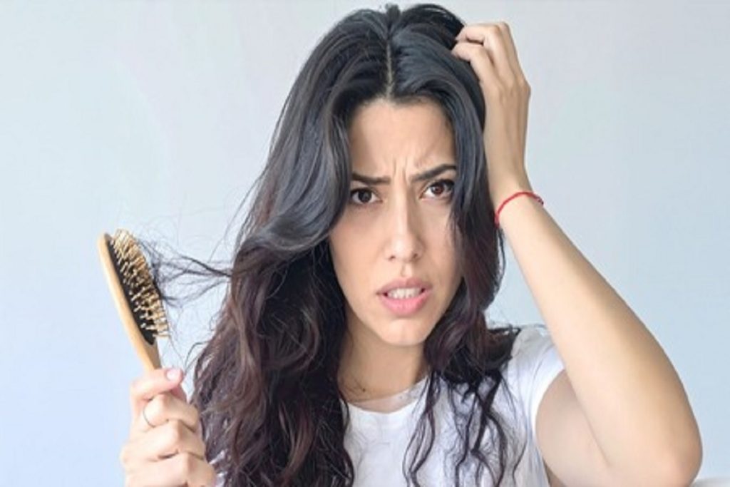 बालों के झड़ने की समस्या से हैं परेशान, ये आयुर्वेदिक उपाय आएंगे काम!