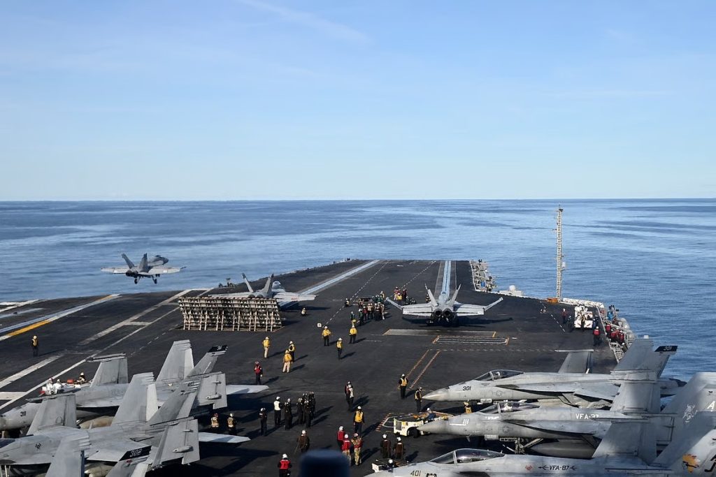 लैटिन अमेरिका में ट्रंप की बड़ी सैन्य तैनाती; एयरक्राफ्ट कैरियर भेजने से बढ़ी नए युद्ध की आशंका!