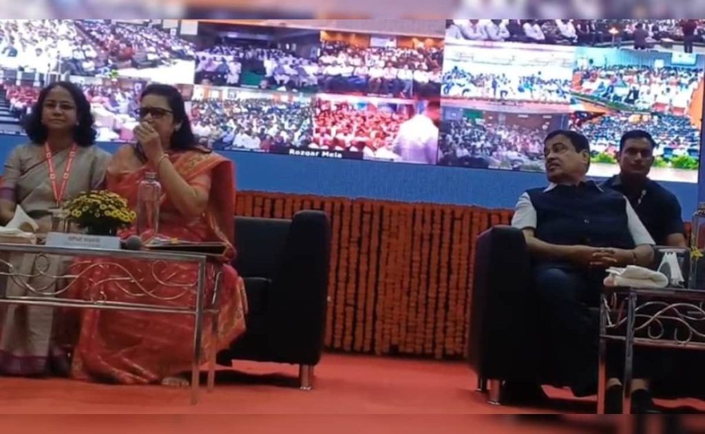 वीडियो वायरल: कोहनी से धक्का…चिकोटी काटने तक पहुंचा विवाद; नितिन गडकरी की मौजूदगी में दो महिला अधिकारियों का झगड़ा