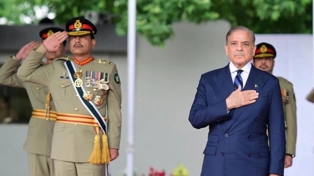 पाकिस्तान में लोकतंत्र पर गहरा संकट आसीम मुनीर की ‘संवैधानिक तख्तापलट’