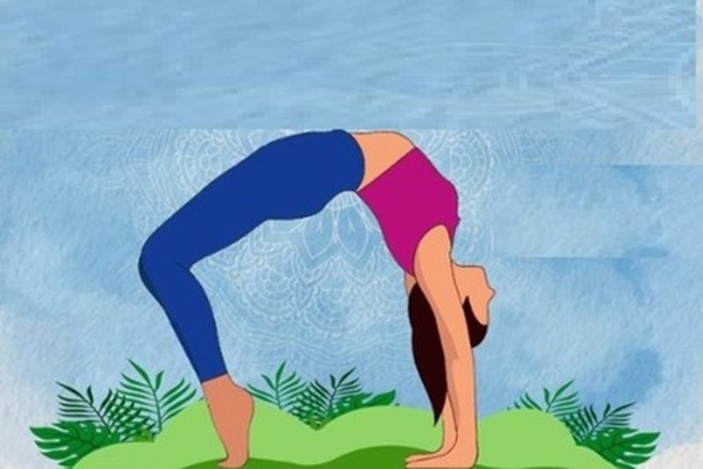 पीठ, हाथ, पैर और पेट की मांसपेशियों को मजबूत करता है चक्रासन, जानें फायदे