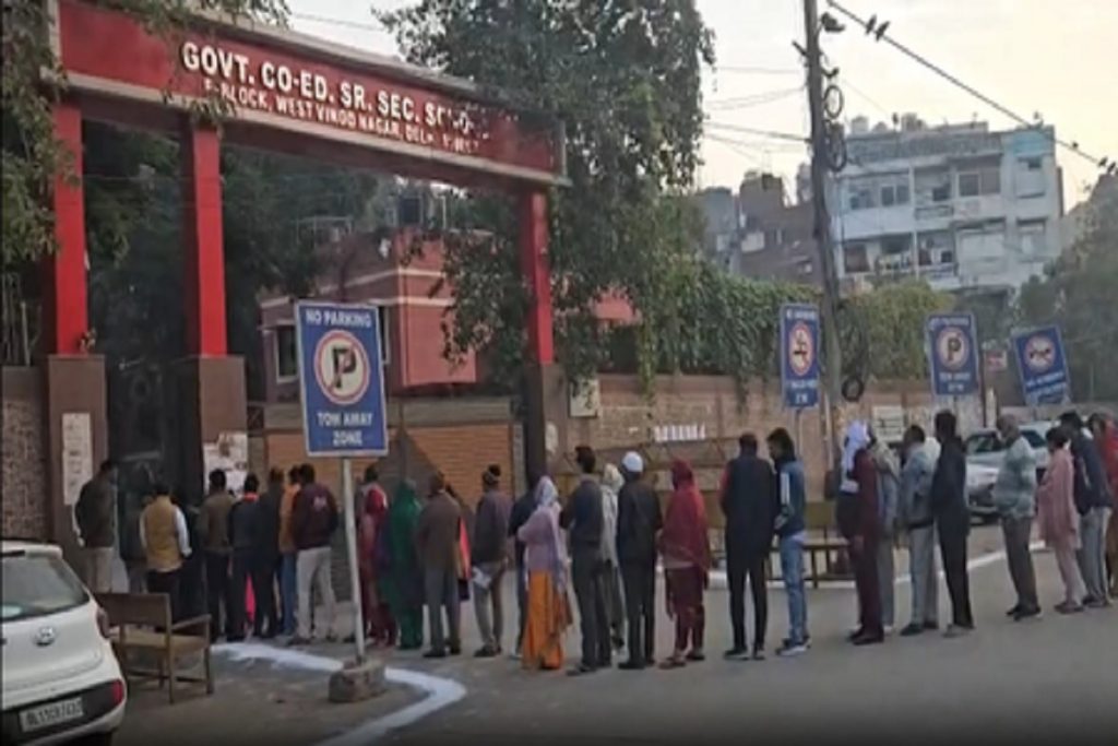दिल्ली: 12 वार्डों में एमसीडी उपचुनाव के लिए मतदान जारी!