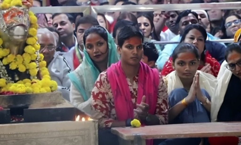 विश्व कप जीत के बाद दीप्ति शर्मा ने किए भगवान महाकाल के दर्शन, भस्म आरती में हुईं शामिल