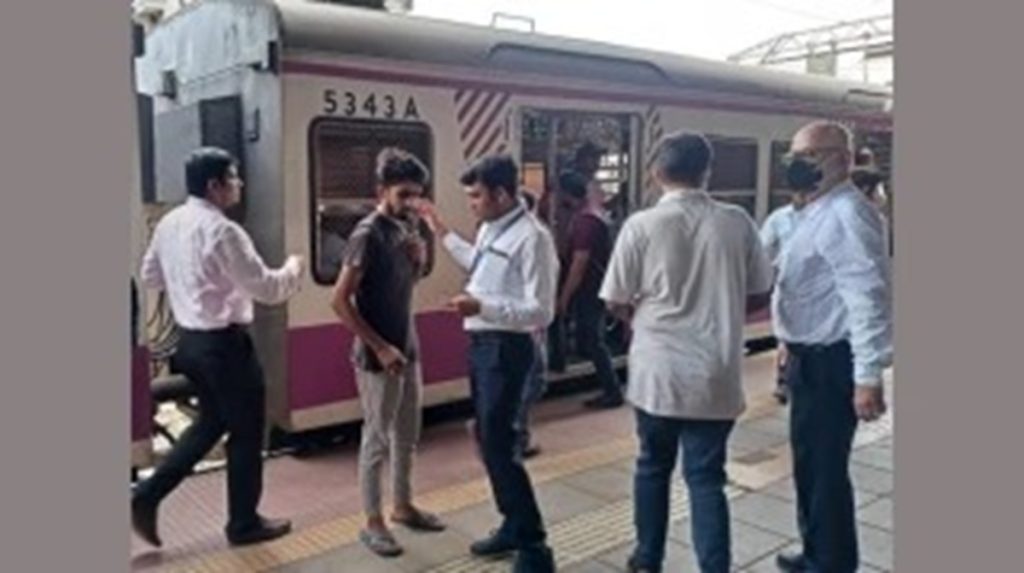 सेंट्रल रेलवे में फर्जी टिकट रैकेट का भंडाफोड़, तीन यात्रियों पर FIR