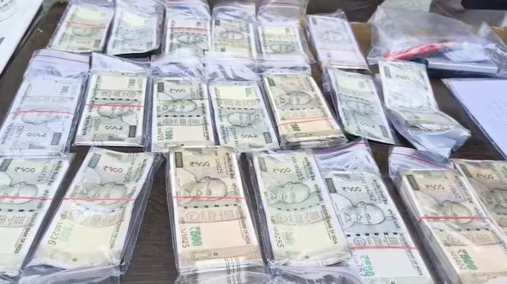 प्रिंटिंग प्रेस में काम करने वाला व्यक्ति घर पर ही छापता था नकली नोट, 2 लाख रुपये के साथ पकड़ा गया