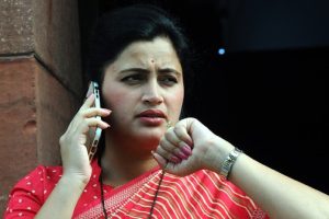 Former-Maharashtra-MP-Navneet-Rana-receives-another-bomb-threat!