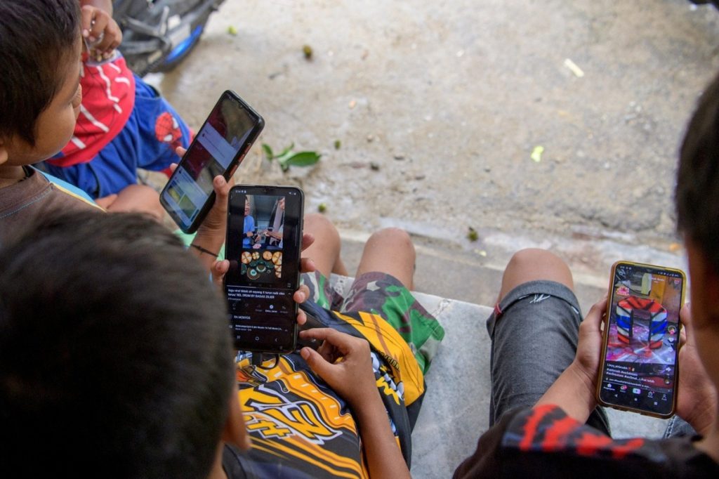 मलेशिया 16 साल से कम उम्र के बच्चों के लिए सोशल मीडिया पर बैन लगाने की कर रहा तैयारी