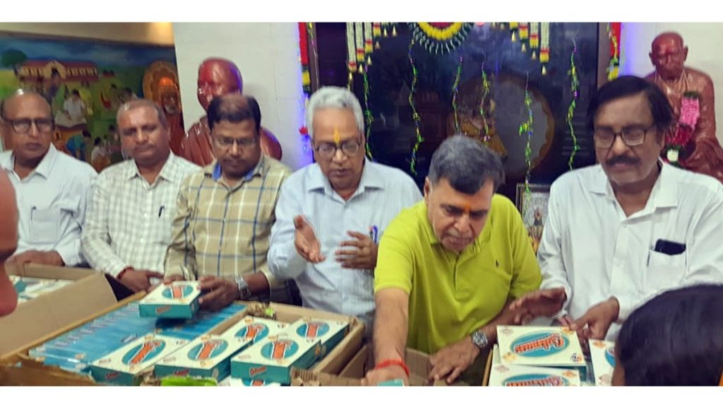 देव उठनी एकादशी पर आदर्श बंधु संघ द्वारा कैंसर रोगियों को मिठाई और फरसान का वितरण