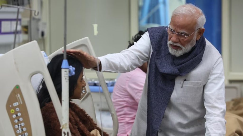 लाल किले धमाके के घायलों से मिलने LNJP अस्पताल पहुंचे प्रधानमंत्री मोदी, जताई संवेदना