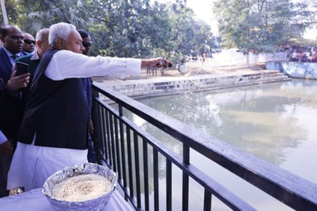 मुख्यमंत्री नीतीश कुमार ने पैतृक गांव का दौरा किया, पिता कविराज रामलखन सिंह की पुण्यतिथि पर श्रद्धांजलि दी