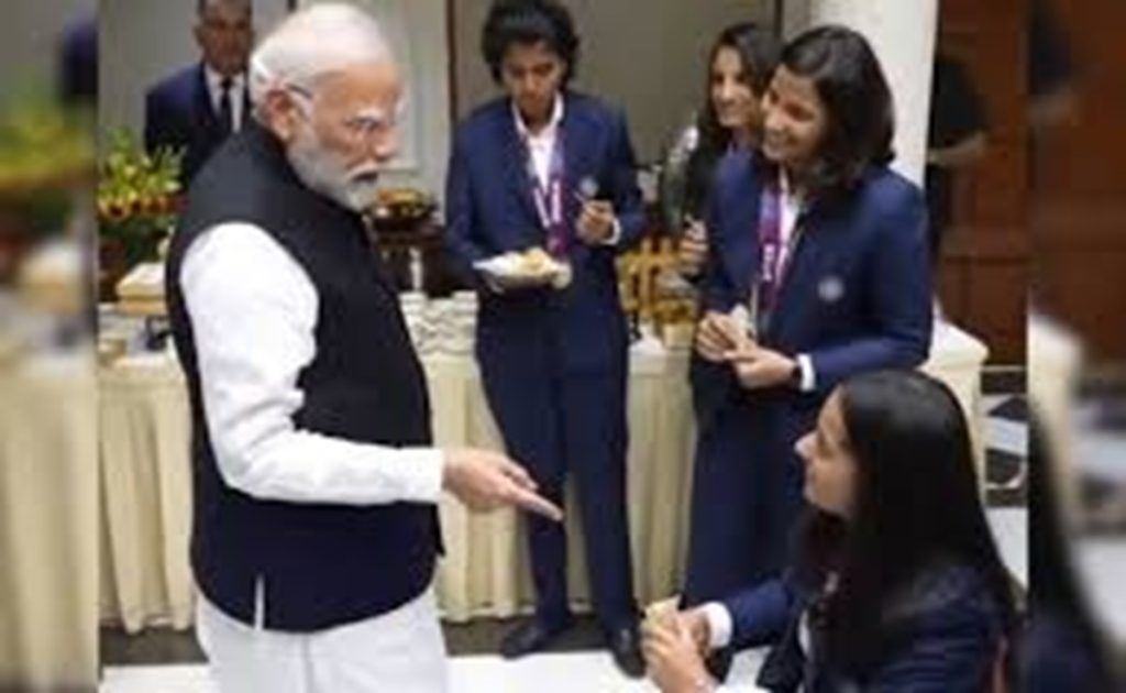 प्रधानमंत्री मोदी ने व्हीलचेयर पर बैठी क्रिकेटर प्रतिका रावल को खुद परोसा खाना