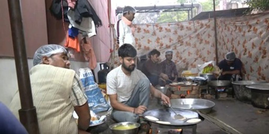 बिहार में काउंटिंग के बीच दिल्ली के भाजपा कार्यालय में बन रहे पकवान!