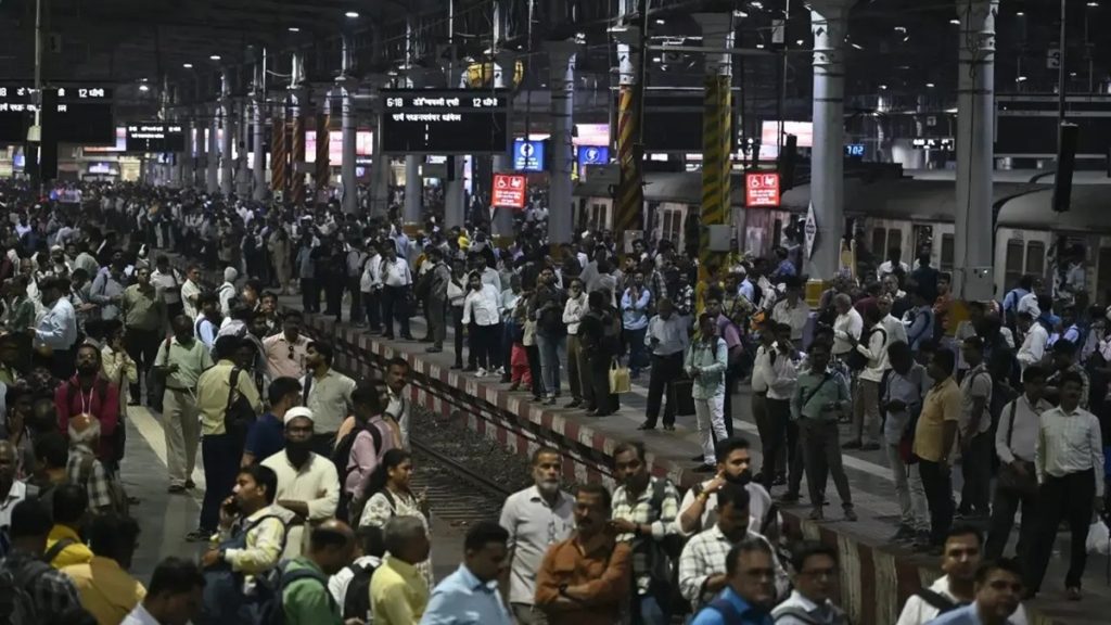 Mumbai: मोटरमैन फ़्लैश प्रदर्शन से मौतों पर अभी तक कोई गिरफ्तारी नहीं; सैंडहर्स्ट रोड मौतों को ‘दुर्घटनात्मक’ बताने पर यात्रियों में गुस्सा