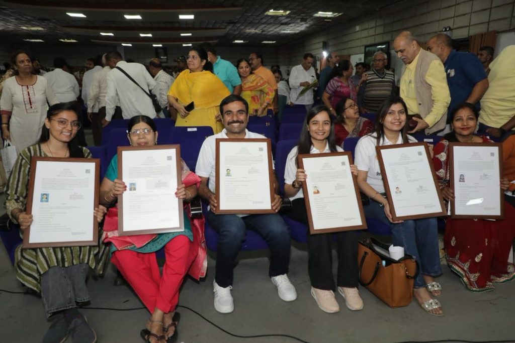 अहमदाबाद: पाकिस्तान से आए 195 हिंदू शरणार्थियों को भारतीय नागरिकता