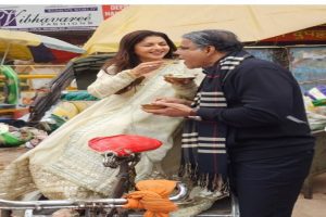 Actress-Bhagyashree-went-on-a-trip-to-Varanasi-with-her-husband-and-enjoyed-the-street-food!