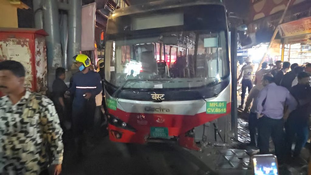भांडुप BEST बस हादसा: स्टेशन रोड पर रिवर्स करते समय बस ने कुचले गए राहगीर; 4 की मौत, 9 घायल