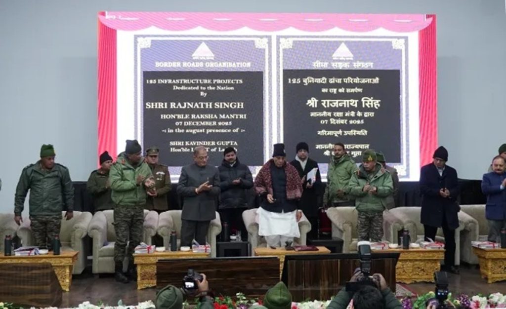 रक्षा मंत्री ने किया BRO की 125 सामरिक परियोजनाओं का रिकॉर्ड उद्घाटन, सीमा क्षेत्रों में कनेक्टिविटी को बड़ी मजबूती
