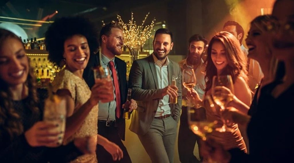 न्यू-ईयर सेलिब्रेशन्स में ‘बिंज ड्रिंकिंग’ क्यों है ज्यादा खतरनाक? डॉक्टरों की चेतावनी