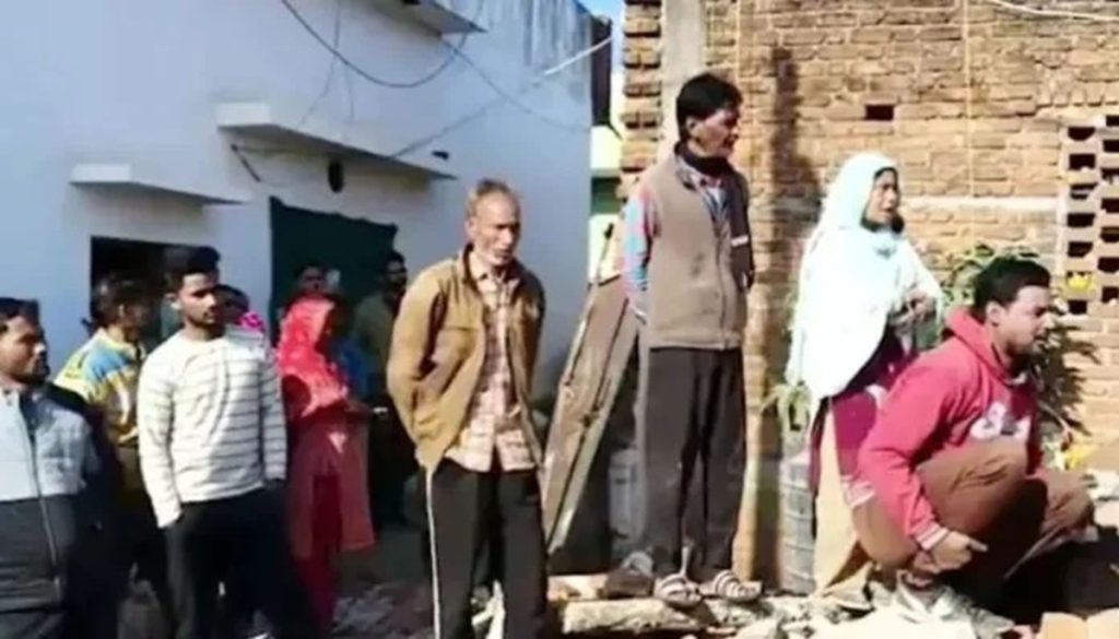 छतरपुर में हटाया अतिक्रमण : बुलडोजर चलाकर ढहाए गए 22 अवैध मकान